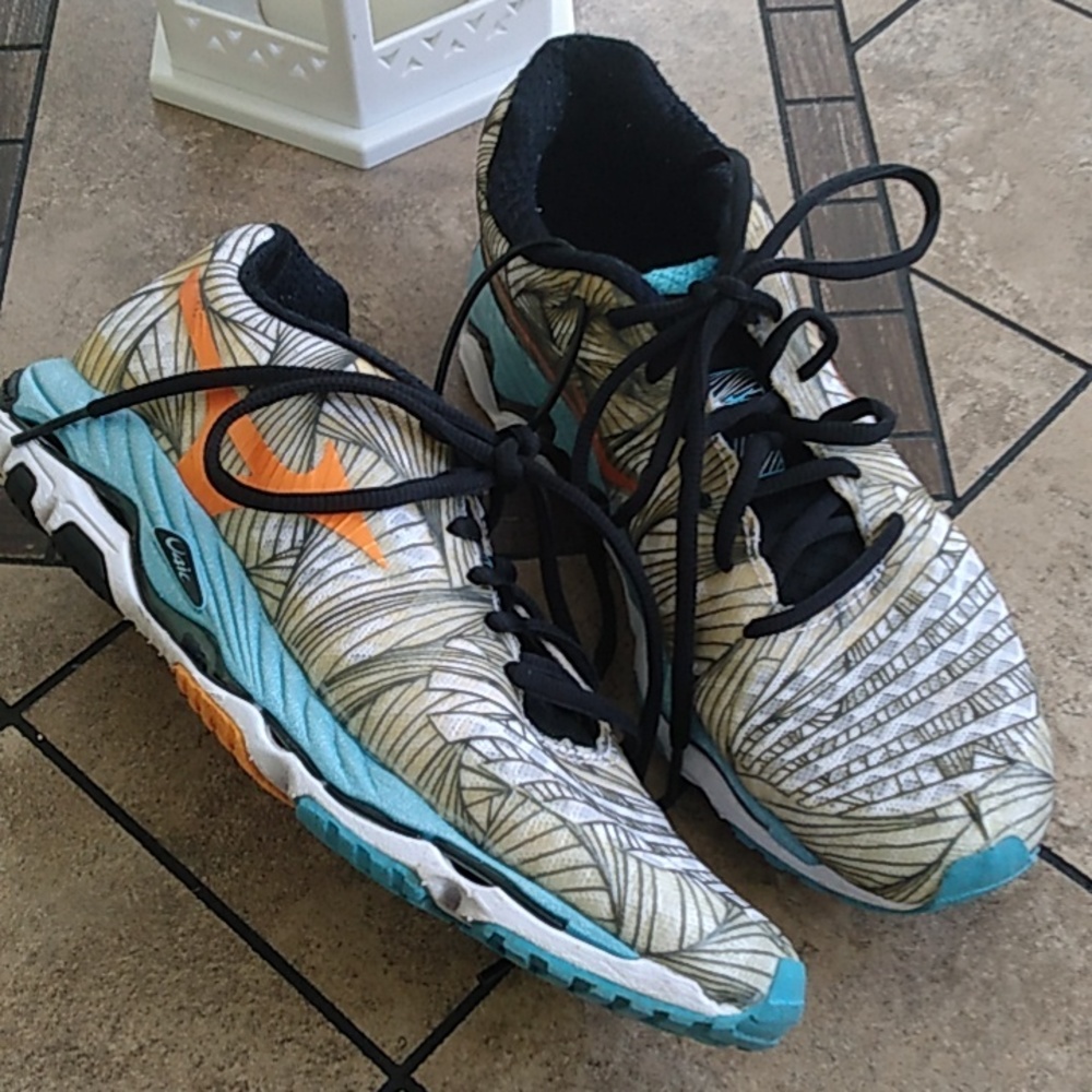 NWT u4ic wave paradox sneakers size 8 We
